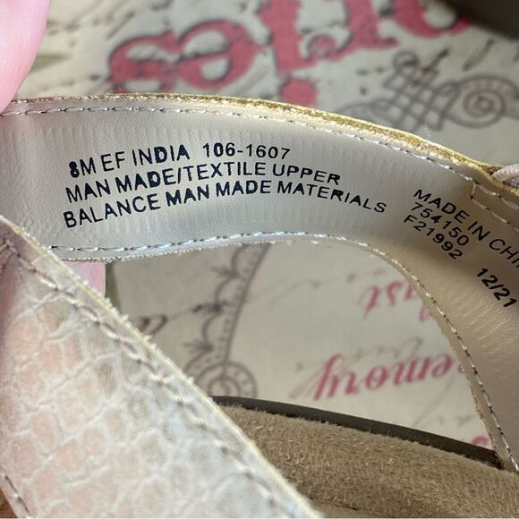 East Fifth Wedge Heel Sandals Womens Size 8 Strappy Stretch to Fit Design - Picture 7 of 8